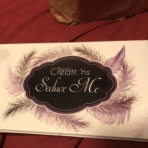 Beautiful eye shadow pallette many colors to chose from